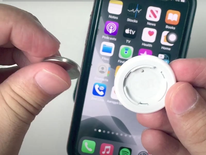 Lấy pin ra khỏi AirTag